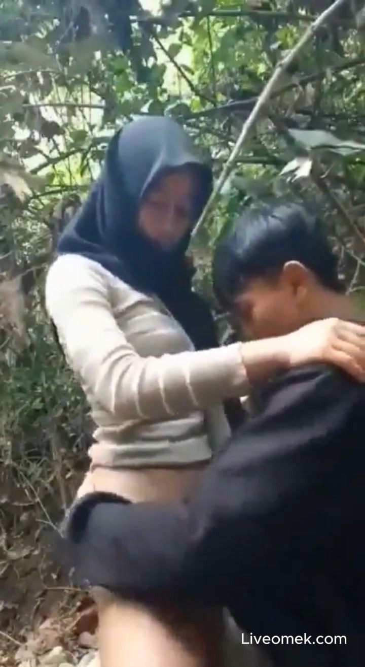 Lagi Viral Ukhti sedang "Wikwik" di Bawah Pohon Rindang
